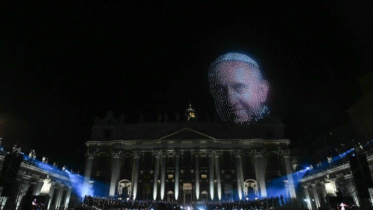3000 дронов в небе над Ватиканом! В Риме состоялось самое большое световое шоу в Европе