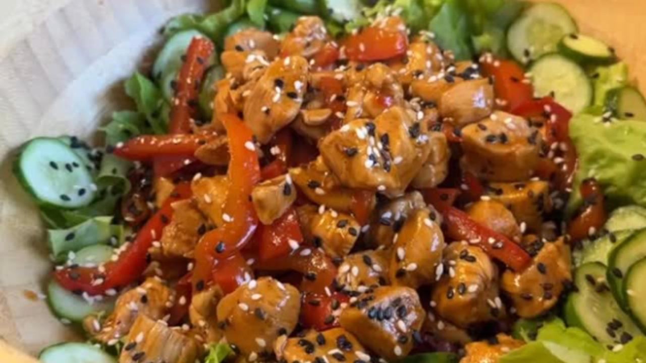 Теплий салат з кисло-солодкою куркою: рецепт легкої вечері
