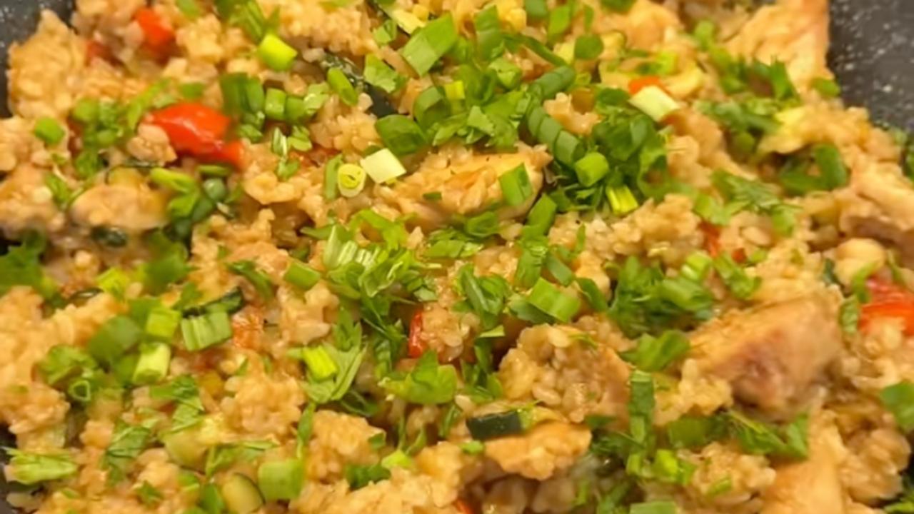 Рецепт ідеальної вечері за 20 хвилин: готуємо рис з куркою та овочами 