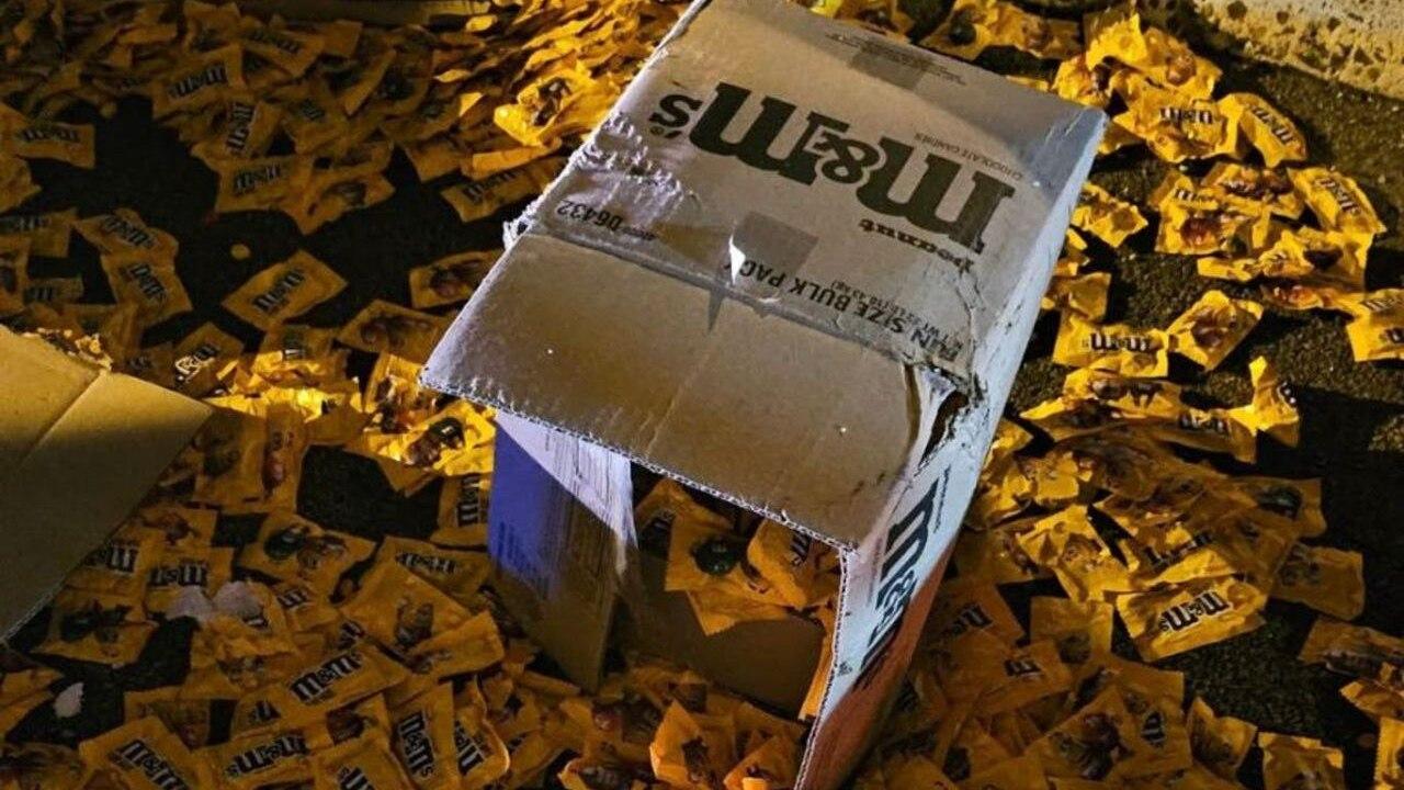 “Солодкий” хаос на дорозі: вантажівка M&M's розсипала цукерки в Нью-Джерсі