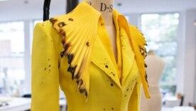 Дизайнер Роберт Вун використовує запальничку, щоб створити неповторні сукні для зірок