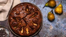 Шоколадный пирог с грушами: по-настоящему осенний десерт