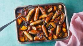 Запечённая колбаса с кабачками и яблоками — семейная запеканка сентября