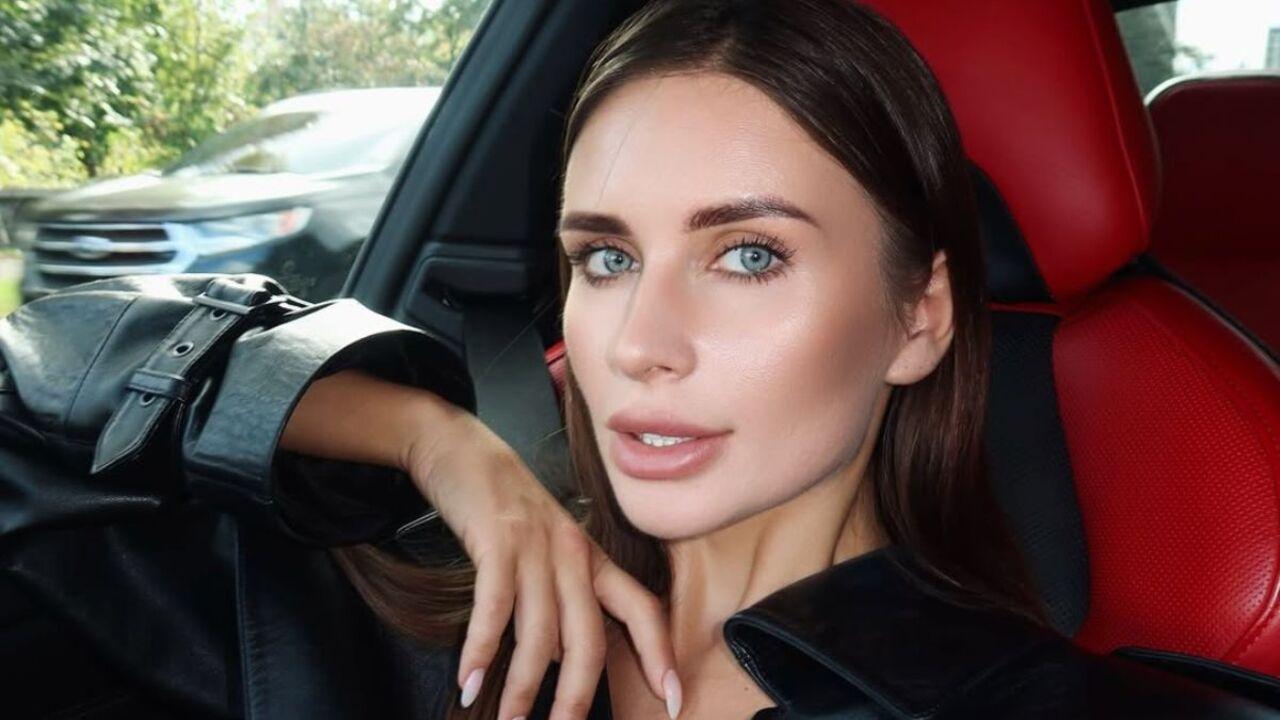 Лиза Кандыба в салоне автомобиля