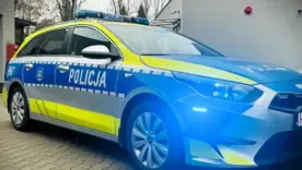 Агресивний чоловік вкусив поліцейський автомобіль: що там відбулося?