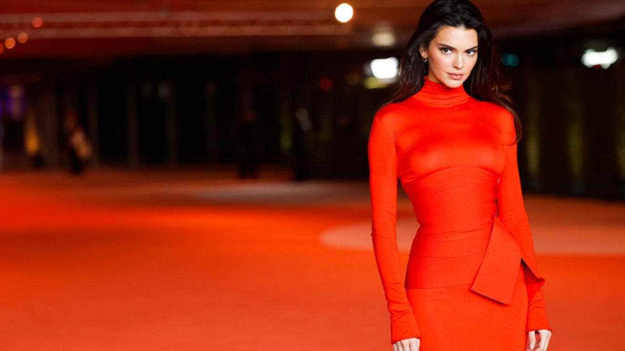 Крошечный Hermès из аллигатора: Кендалл Дженнер похвасталась сумочкой стоимостью как квартира в Киев