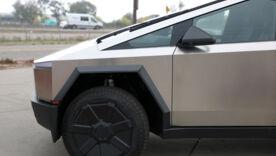 Позов проти Tesla: через заблоковані двері автомобіль спалив пасажирів живцем