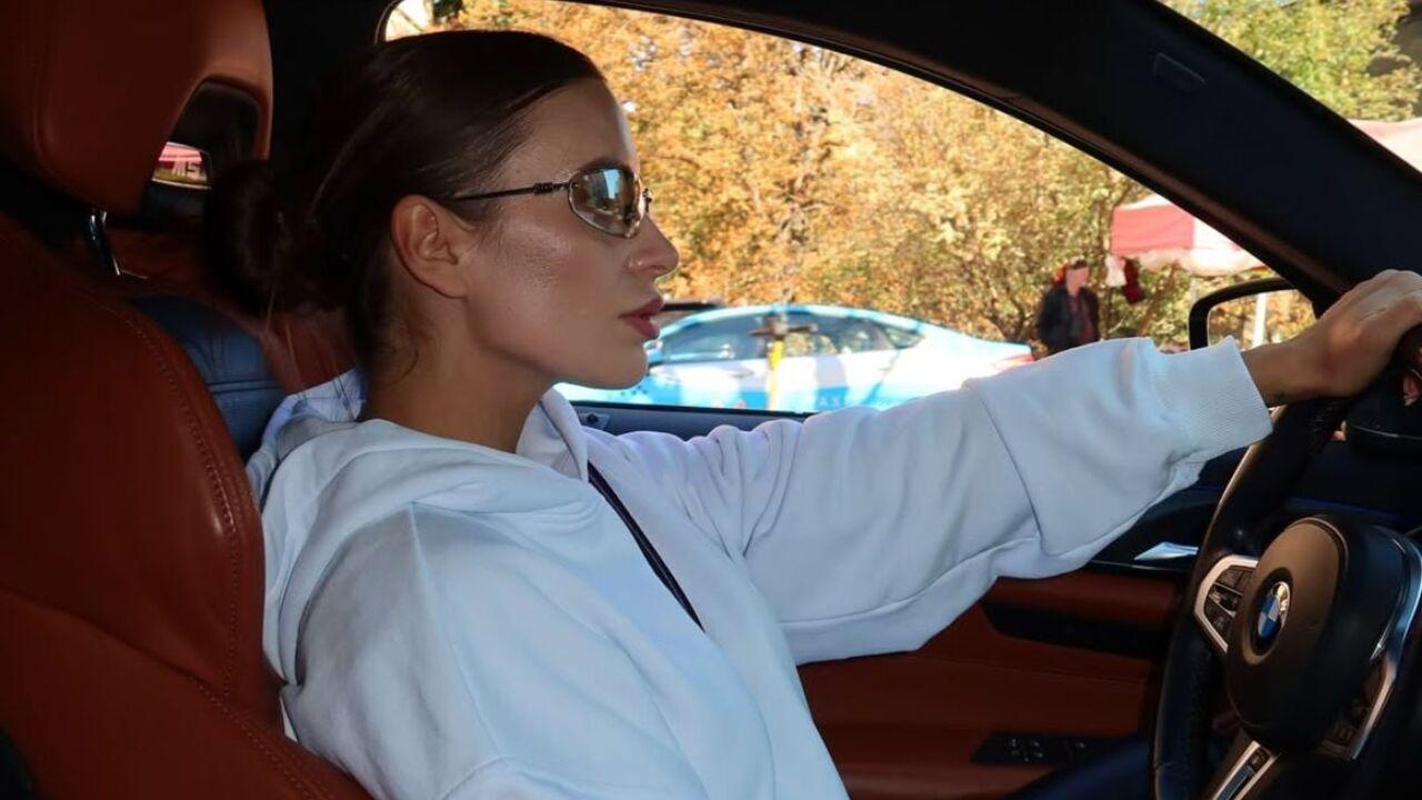 Лиза Кандыба за рулём автомобиля