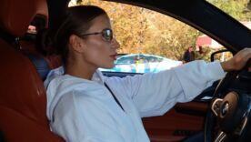 Лиза Кандыба за рулём автомобиля