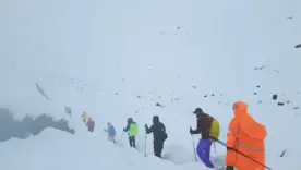 Сніговий полон у горах: 350 туристів евакуювали після різкого погіршення погоди на висоті