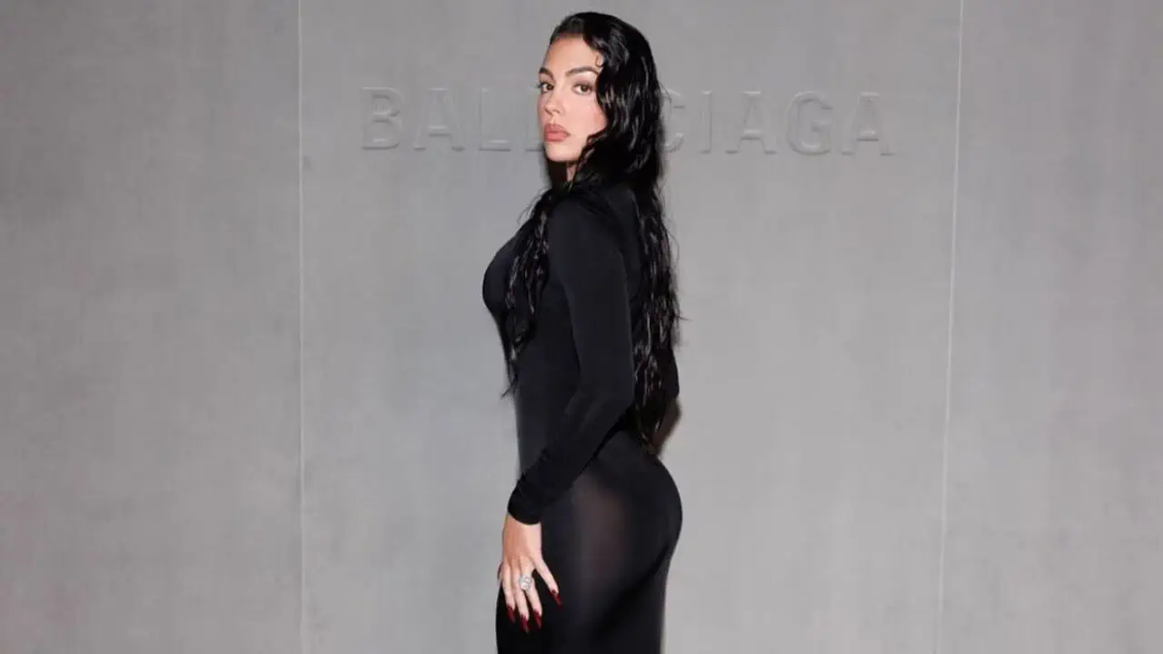Джорджина Родригес на показе Balenciaga