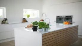 Организуйте свою кухню: топ-10 предметов, которые стоит выбросить или убрать