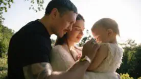 Подружжя Усик з донькою