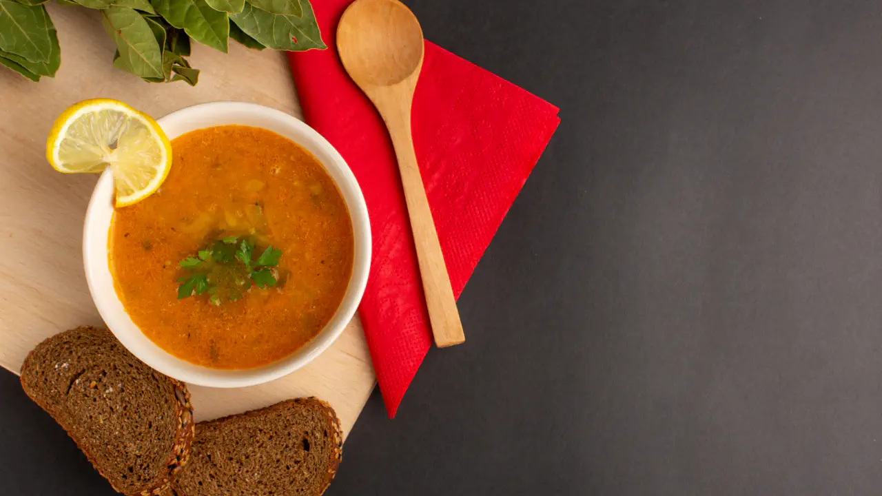 Солянка по-домашнему: сытный суп с колбасой, ветчиной и огурцами