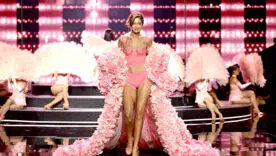 Victoria's Secret 2.0: Беременность на подиуме и новые стандарты красоты поразили мир