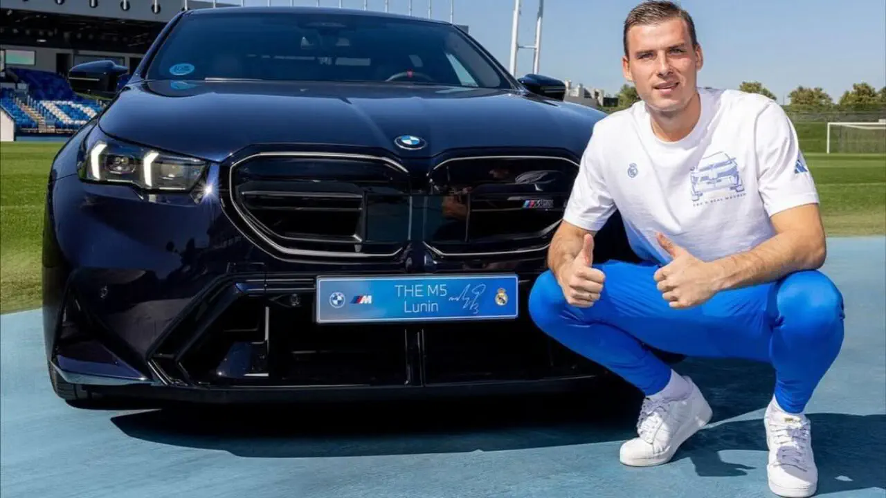 Андрей Лунин с автомобилем BMW M5