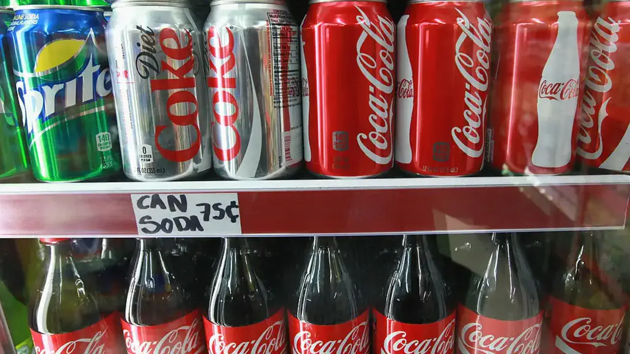 Coca-Cola отзывает тысячи банок популярных напитков из-за загрязнения металлами