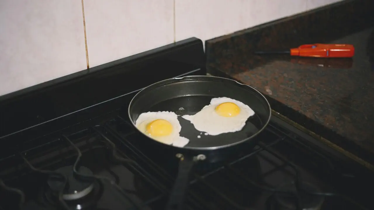 Обычная яичница становится невероятно вкусной благодаря одному приёму