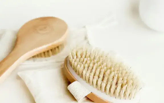 Сухий масаж щіткою для тіла: 10 переваг, які вам обіцяють, і тільки 3, які працюють