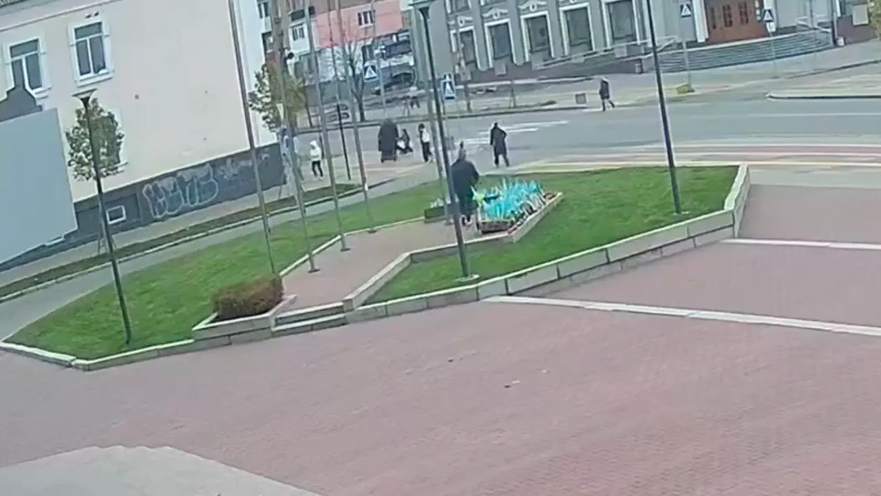 Прошелся по флажкам погибших: в Белой Церкви ищут мужчину с видео