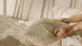 Жёлтые подушки? Один кухонный ингредиент вернёт им белизну!