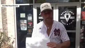 На видео также видно, как мужчина пытается напасть на Портного возле ресторана Boardtown Pizza & Pints в Старквилле