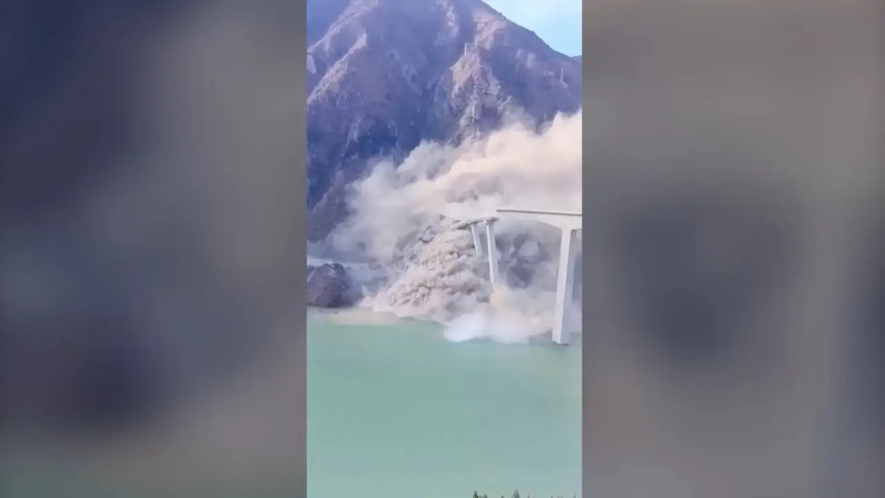 Причины происшествия до сих пор расследуют власти Сычуани — региона, известного своей сейсмической активностью. Именно здесь в 2008 году землетрясение магнитудой 7,9 унесло жизни более 69 000 человек