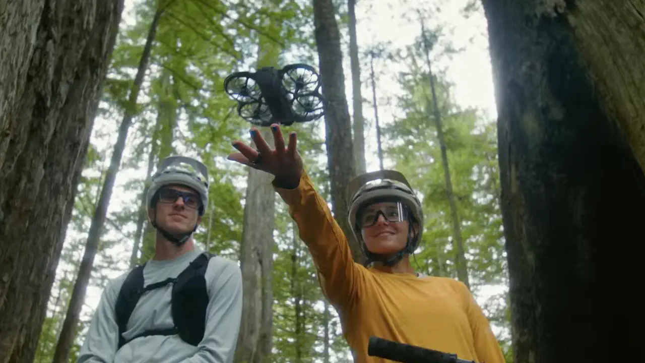 Майбутнє відеоблогінгу: DJI представила мінідрон Neo 2, який керується… жестами рук