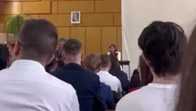 Дальнейшее выступление политика осталось неуслышанным — ученики звенели ключами