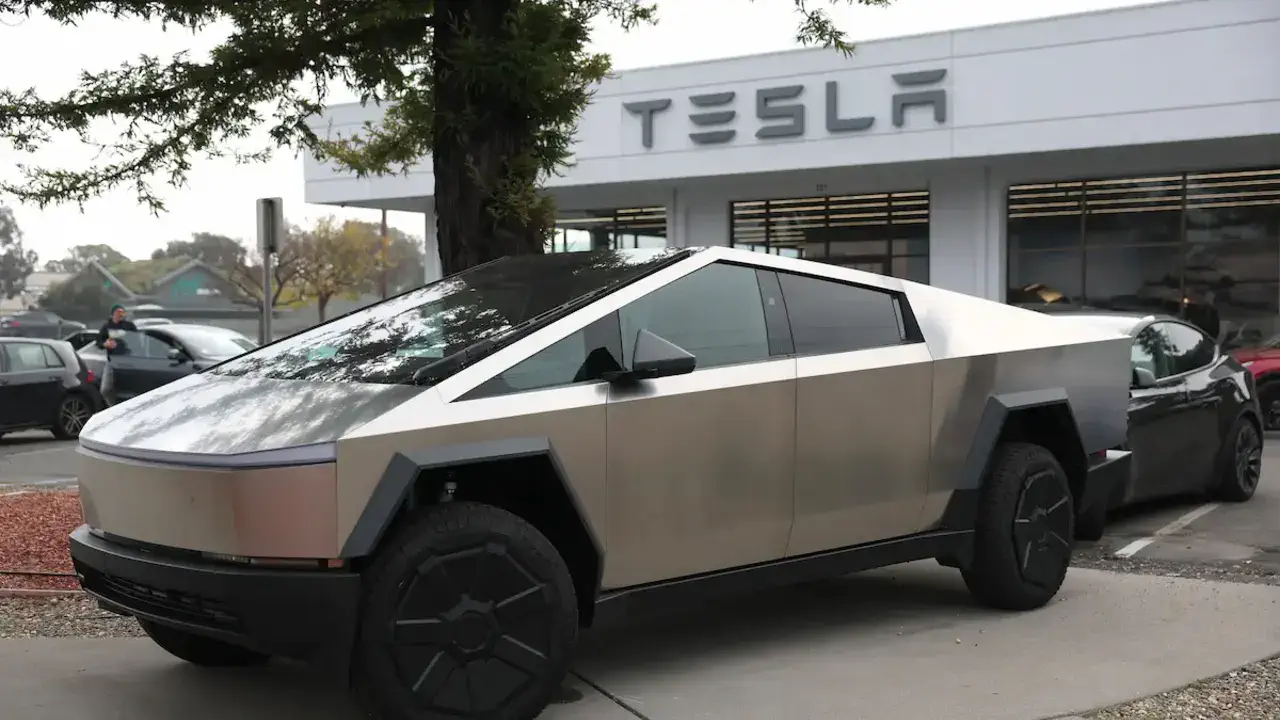 Tesla екстрено відкликає Cybertrucks, щоб краще приклеїти деталі