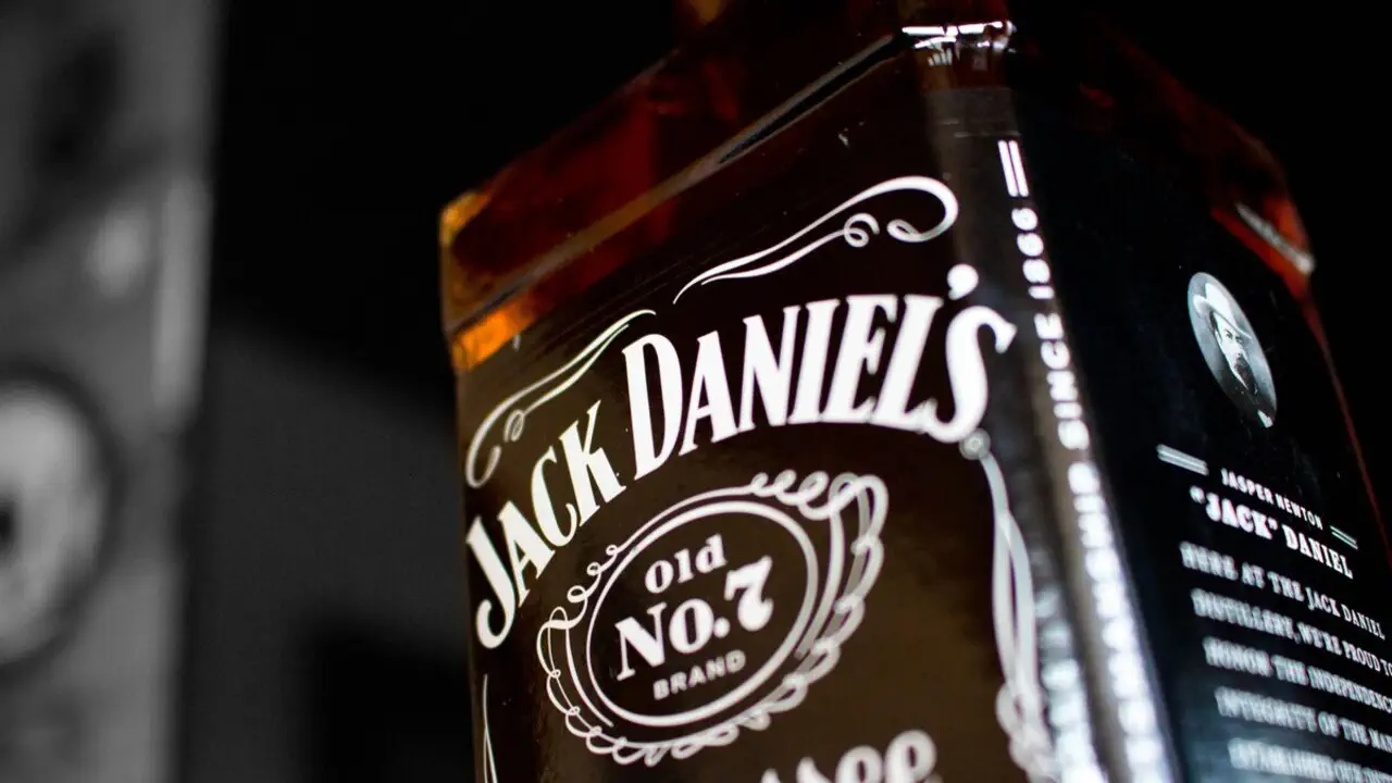 Секрет культовой формы: как появилась квадратная бутылка Jack Daniel’s