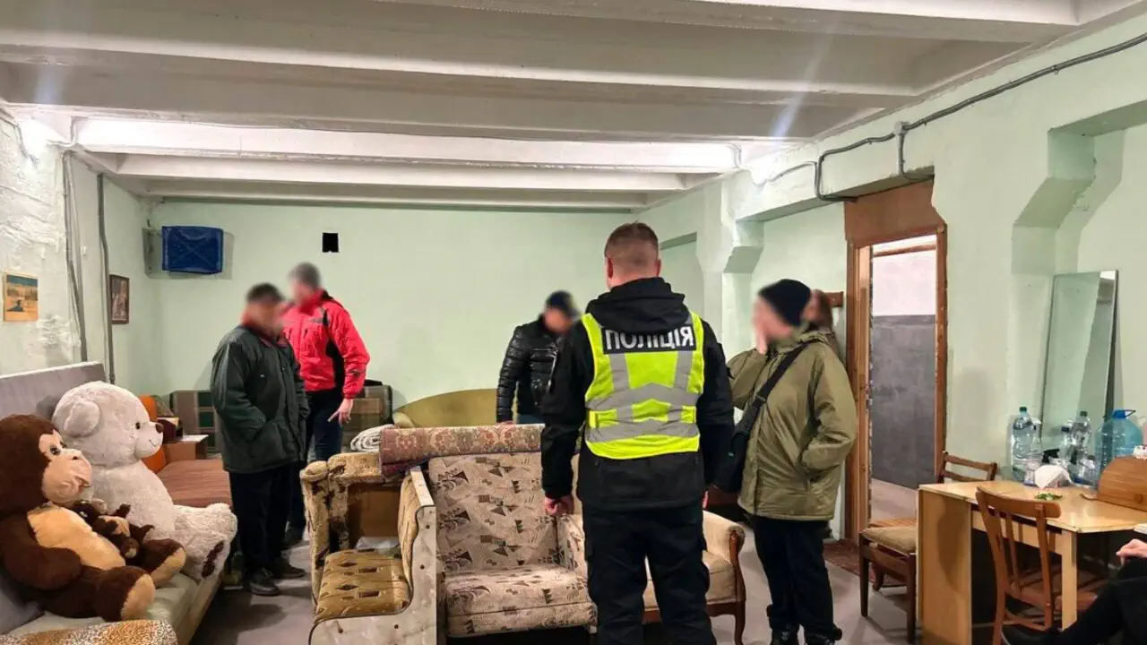 Женщина ограничивала доступ к части укрытия в помещении одной из библиотек Подольского района столицы во время воздушной тревоги