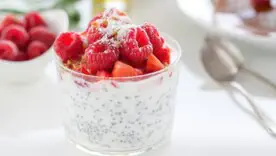 Волшебный чиа-пудинг с клубникой: легкий, двухслойный десерт из шоу "Взвешенные и счастливые"