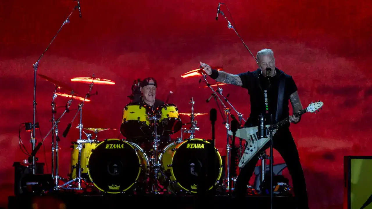 Двое фанатов Metallica добрались до "вершины глупости" и получили штраф и пожизненный бан