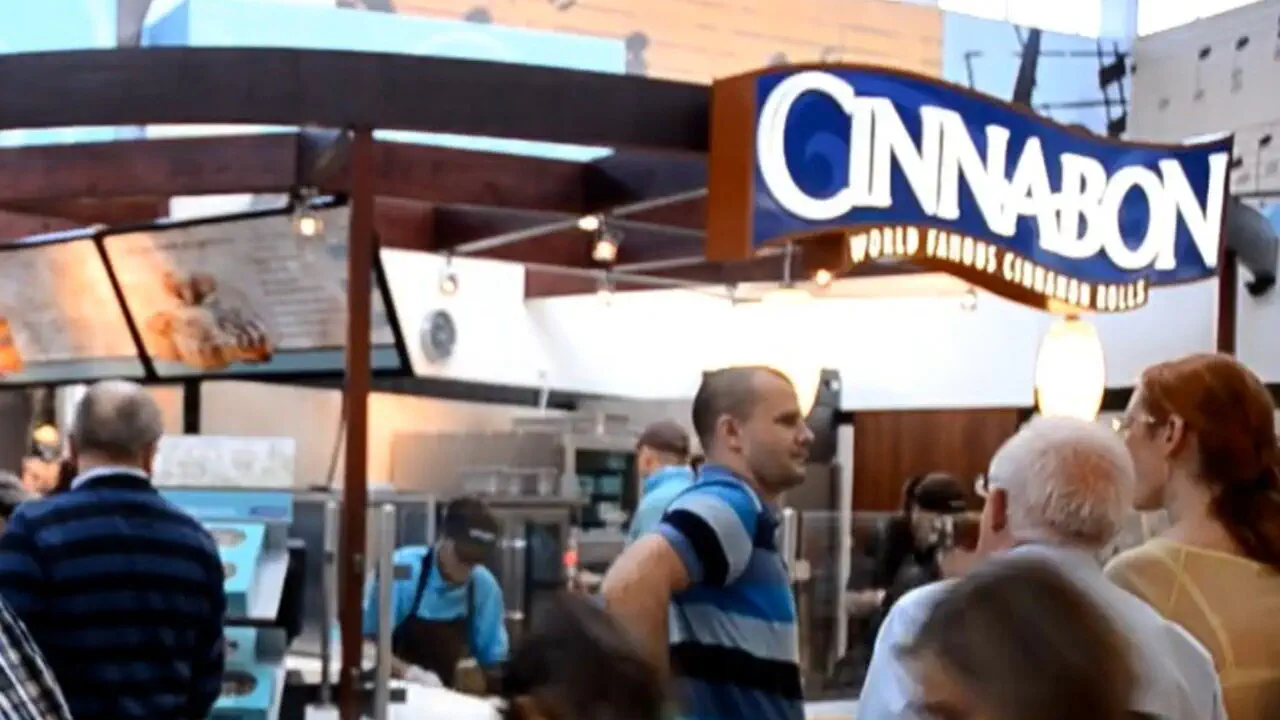 Працівницю Cinnabon звільнили за расистські образи та образи на адресу покупців-мусульман