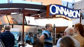 Работницу Cinnabon уволили за расистские оскорбления и оскорбления в адрес покупателей-мусульман