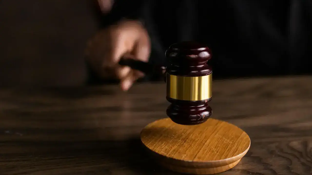Суд виніс вирок матері, яка била 4-річного сина до смерті через привчання до горщика