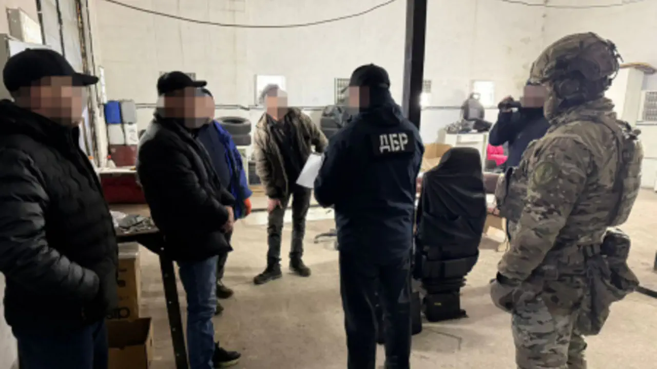 ДБР викрило схему: посадовці на Хмельниччині відправляли підлеглих працювати на приватне СТО