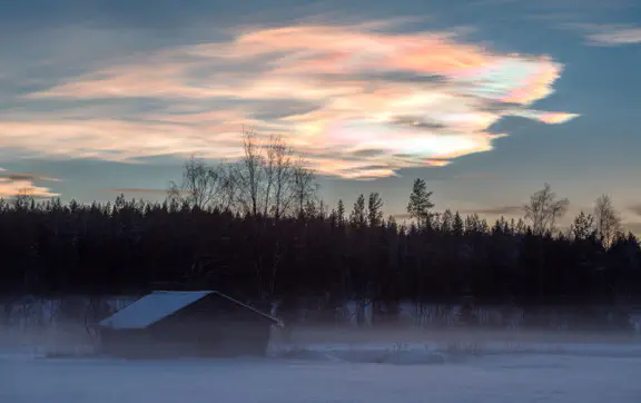 У зимову пору року іноді виникають яскраві різнокольорові хмари, переважно у північних широтах.