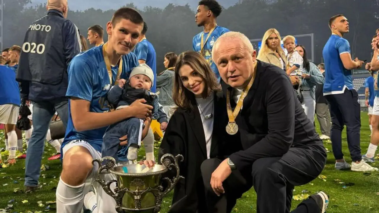 Крістіан Біловар з дружиною, сином та Ігорем Суркісом