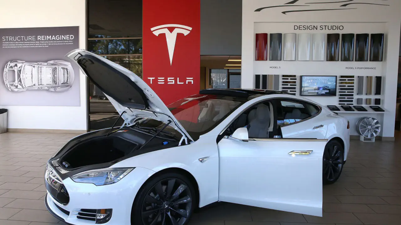 Коли 5G недостатньо: новий патент Tesla натякає на революцію в автомобільному зв'язку