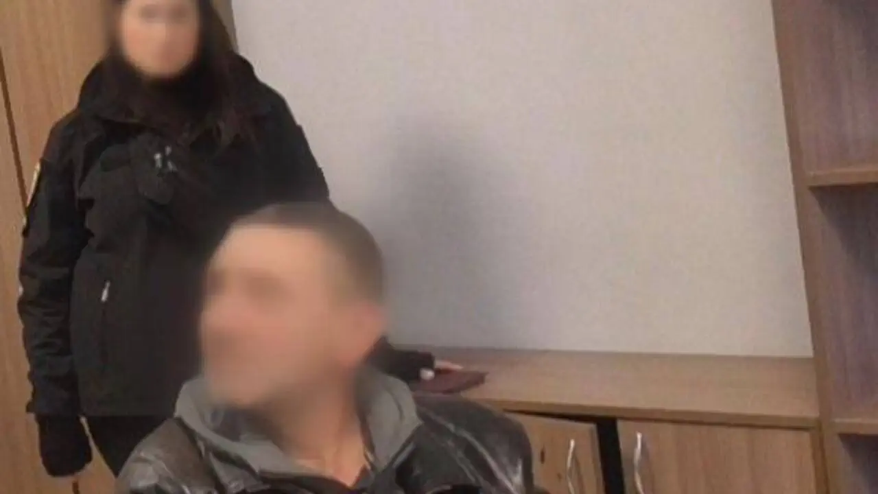 Травмировал сына и издевался над дочерью: столичные правоохранители задержали домашнего тирана
