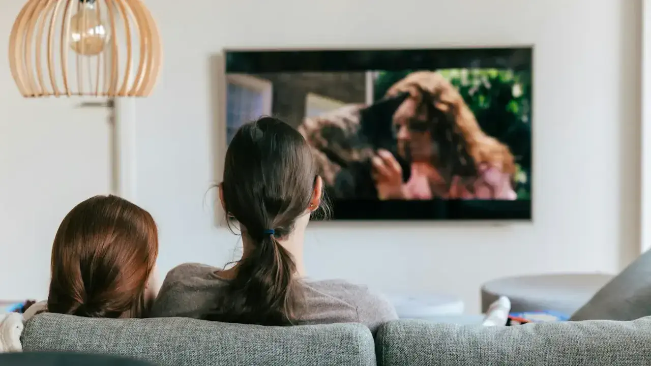 Безопасный просмотр: эти сериалы можно смело смотреть с родителями без "испанского стыда"