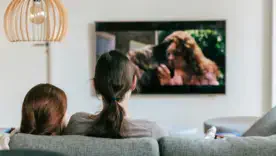Безопасный просмотр: эти сериалы можно смело смотреть с родителями без "испанского стыда"