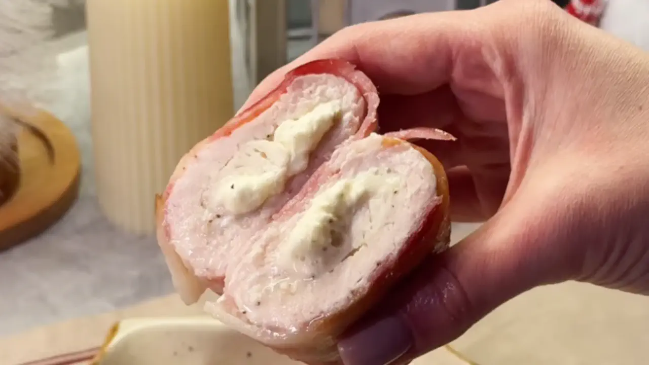 Когда нужно что-то вкусное для новогоднего стола: куриные рулетики в беконе