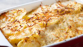 Не жалейте сыра: самый вкусный луковый гратен к праздникам