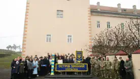 Символ несгибаемости: в Ужгороде установили легендарный пограничный столб с острова Змеиный