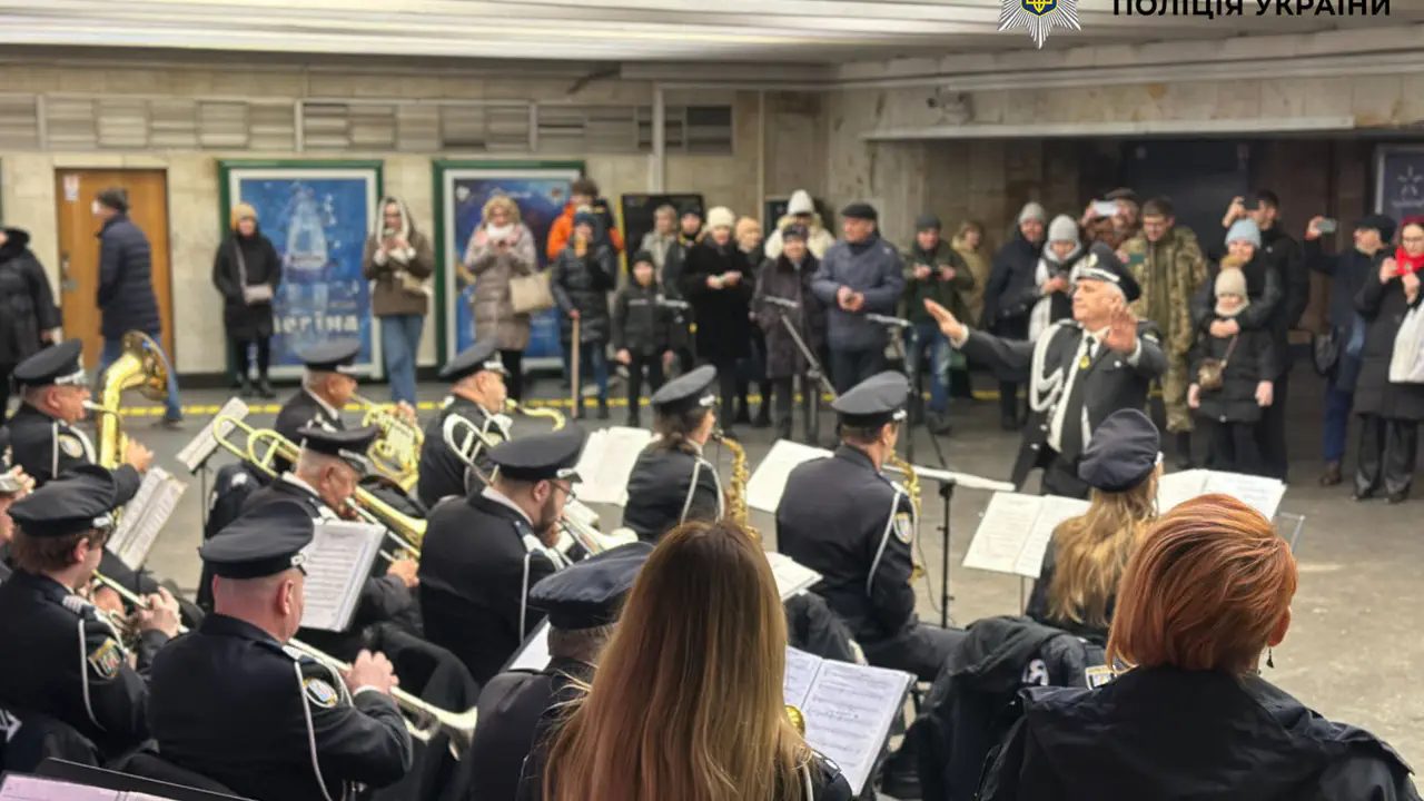 Музика та подарунки: столичні поліцейські привітали пасажирів підземки зі святами