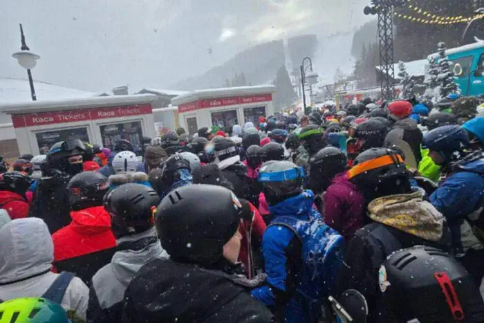 На популярних локаціях виникли довгі черги
