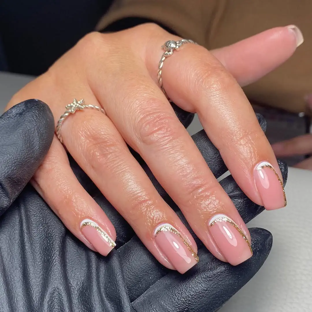 Фото: Instagram @holliebarkernailartist